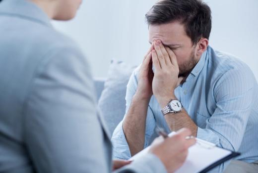 Uomo stressato durante una sessione di terapia.