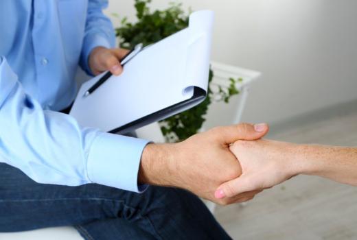 Due persone si stringono la mano durante un incontro.